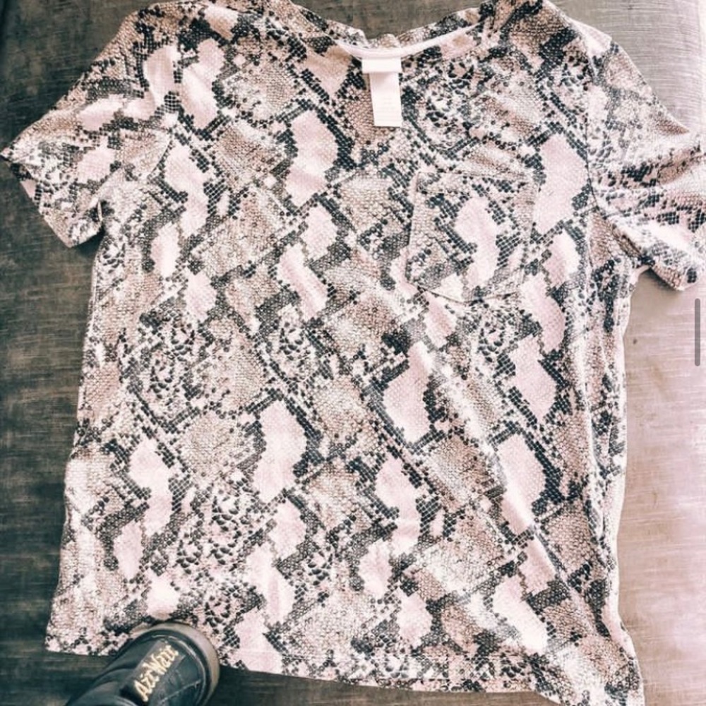 5/$25 🎀 snake print tee shirt from H&M high quality never worn